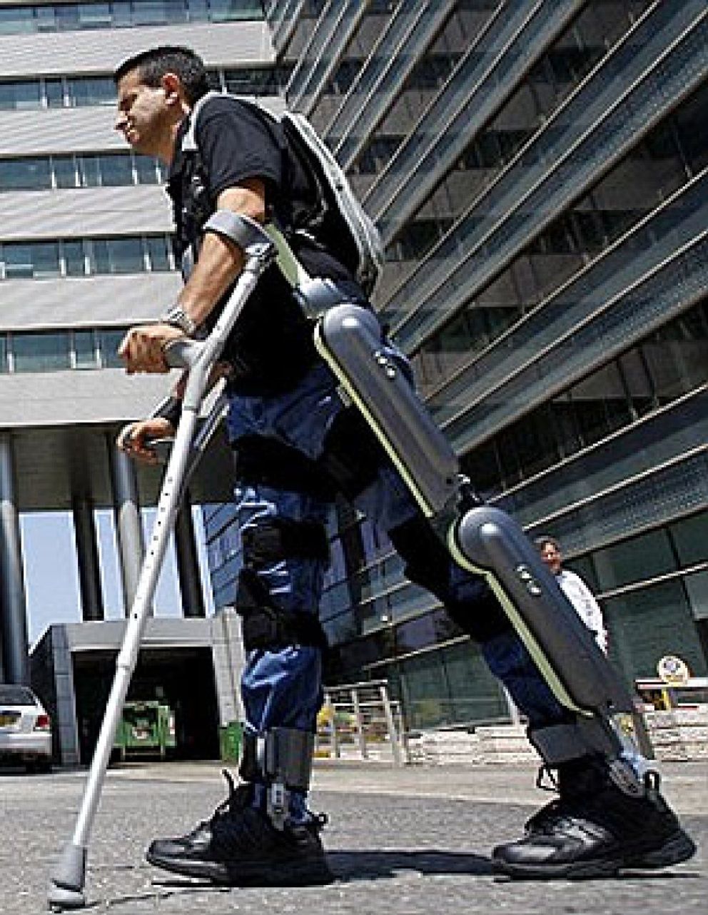 Foto: Un paralítico vuelve a caminar gracias al exoesqueleto electrónico
