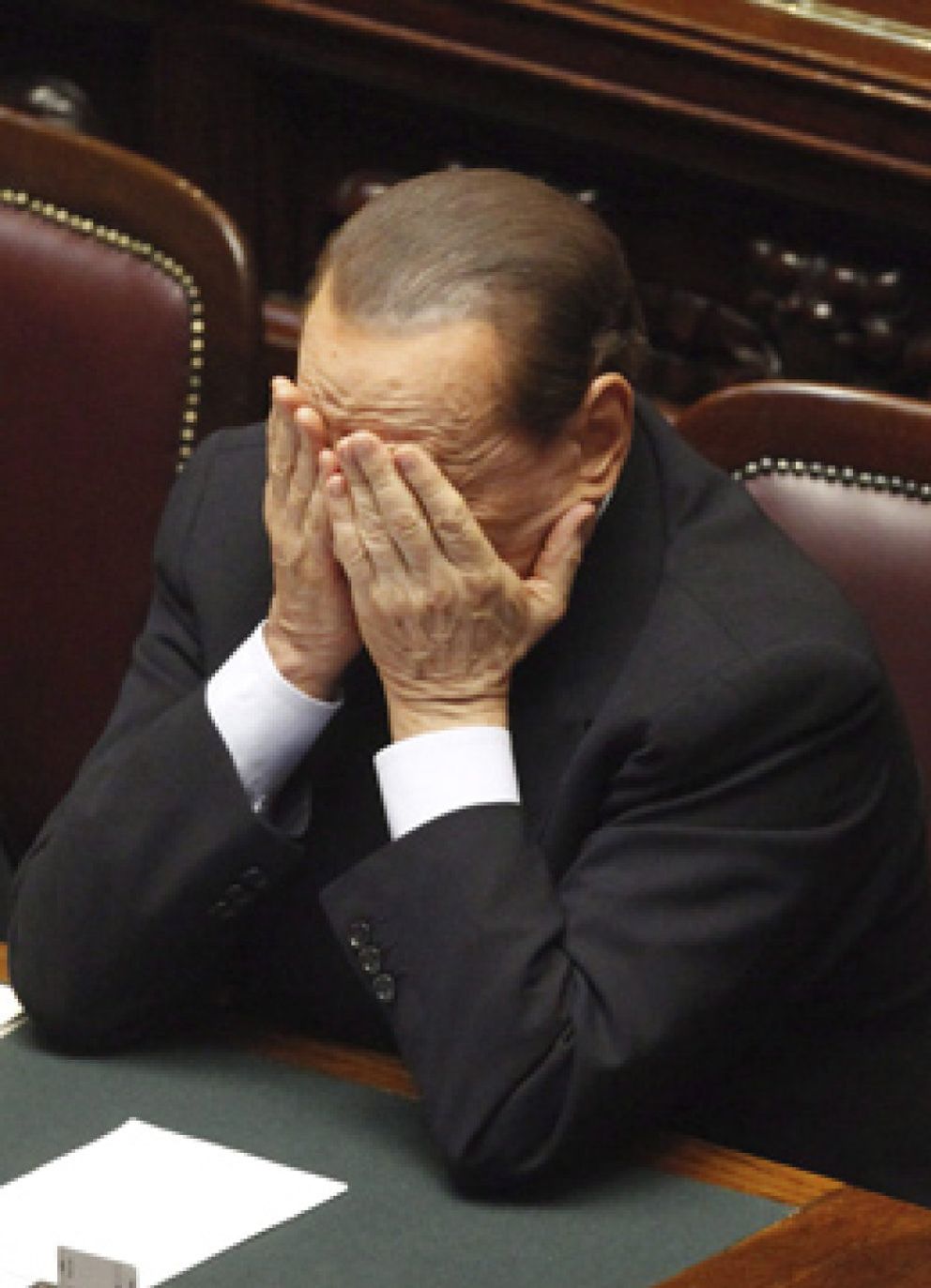 Foto: Un Berlusconi contra las cuerdas afronta el veredicto del Parlamento italiano y los mercados