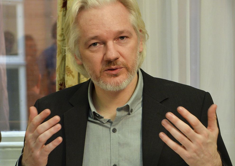 Foto: El fundador de Wikileaks, Julian Assange, gesticula durante una conferencia de prensa en la Embajada ecuatoriana de Londres.