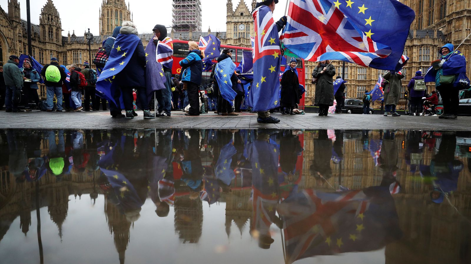 Foto: Manifestantes proeuropeos frente al Parlamento durante la votación, el 30 de abril de 2018. (Reuters)