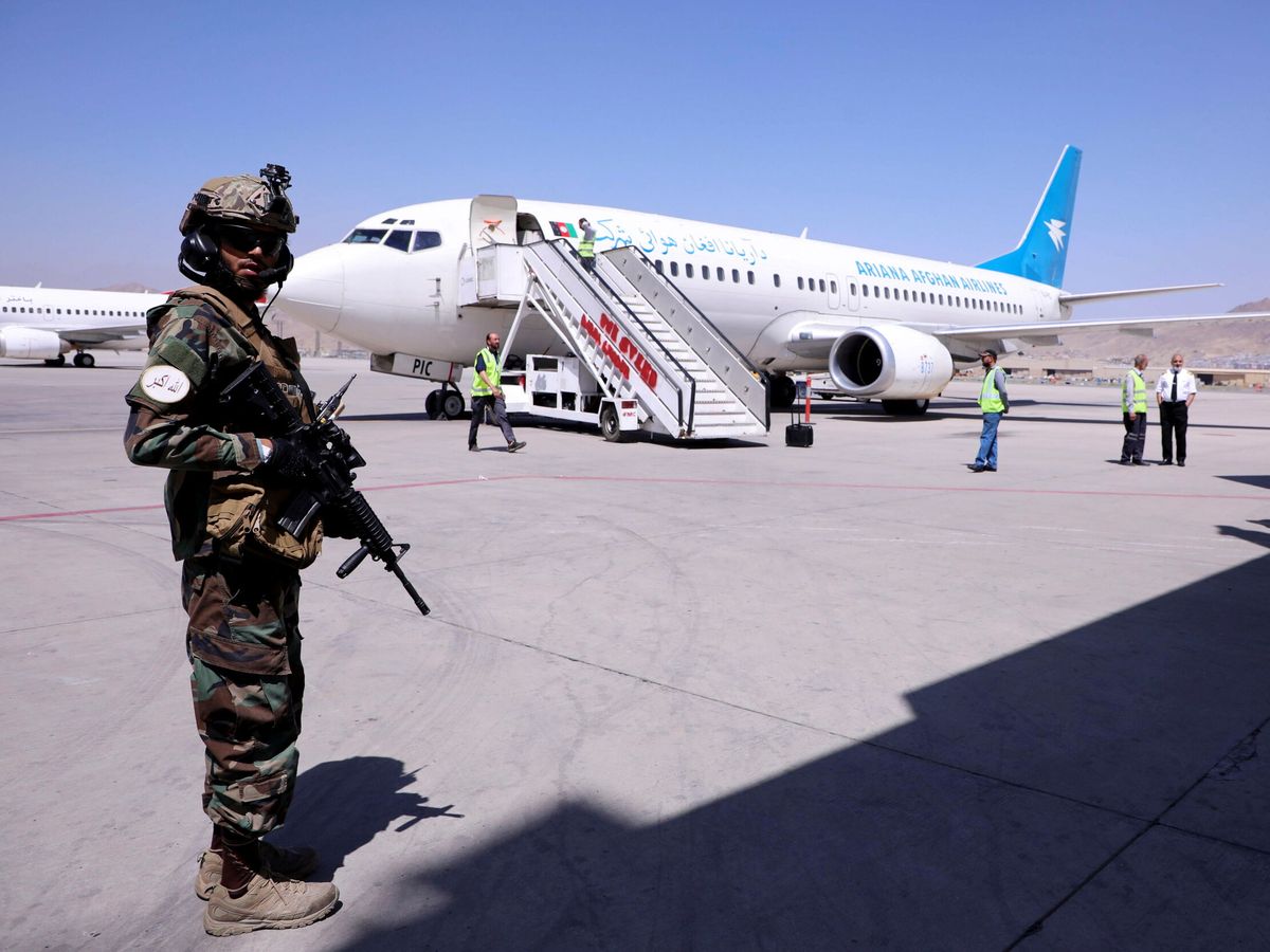 Foto: Un miembro de los talibanes junto a un vuelo comercial en el aeropuerto Hamid Karzai de Kabul. (Reuters)