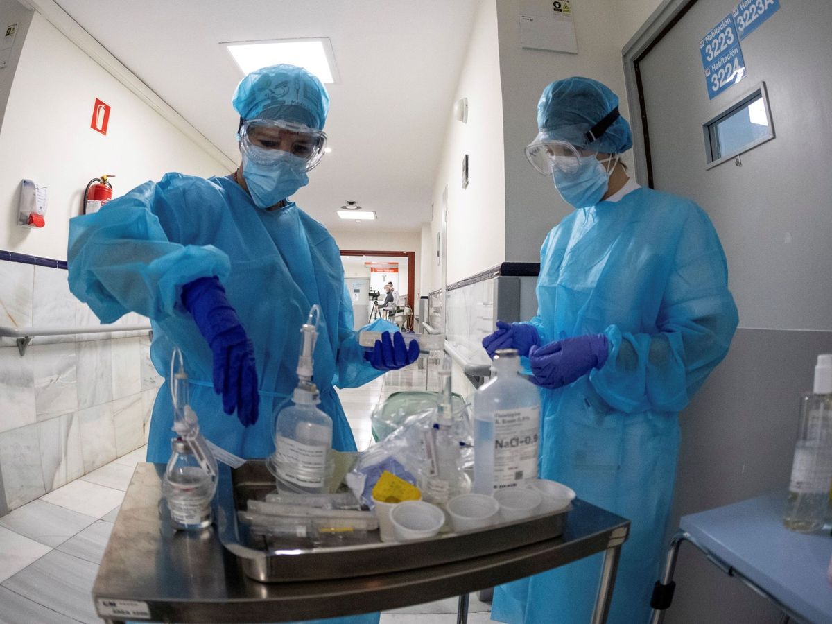 Foto: Personal sanitario trabaja en una planta del madrileño hospital Gregorio Marañón. (EFE)