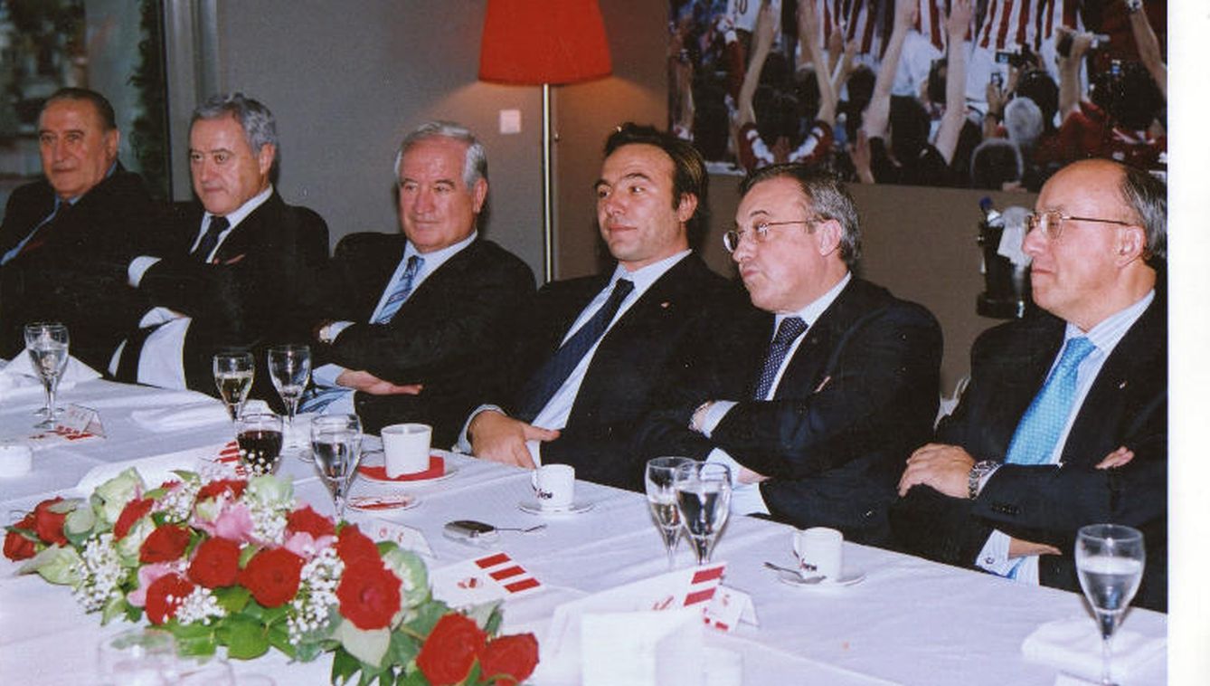 José Luis López Serrano, segundo por la izquierda, en una comida con Florentino Pérez en 2005. 