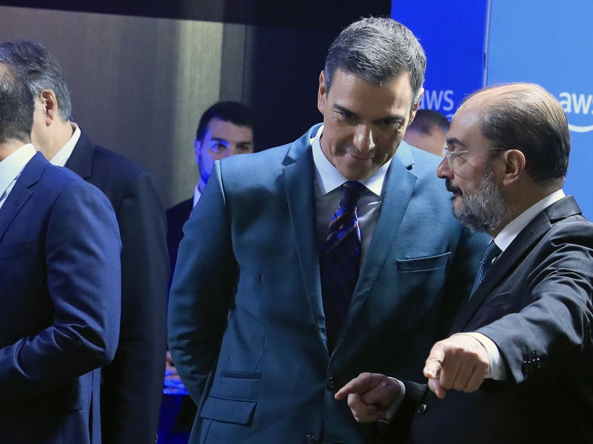 Foto: El presidente del Gobierno, Pedro Sánchez (c), conversa con el presidente de Aragón, Javier Lambán (d). (EFE/Fernando Alvarado)