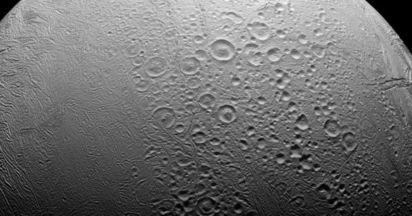 Foto: Encélado, una de las lunas de Saturno, contiene un océano de agua líquida bajo su superficie helada (Foto: Reuters)