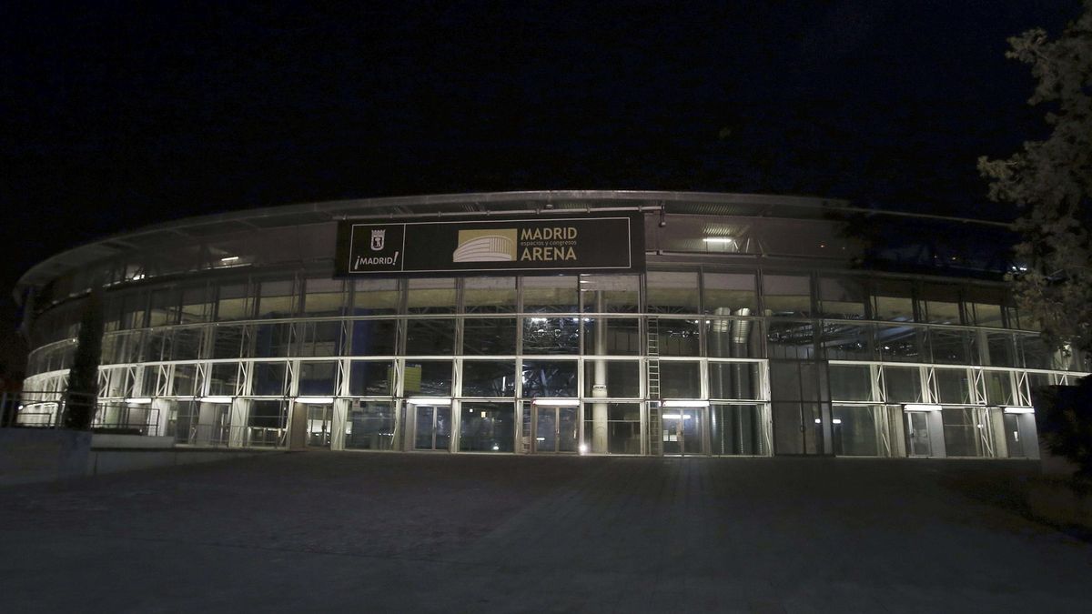 Los vigilantes de seguridad apagan un incendio en el Madrid Arena