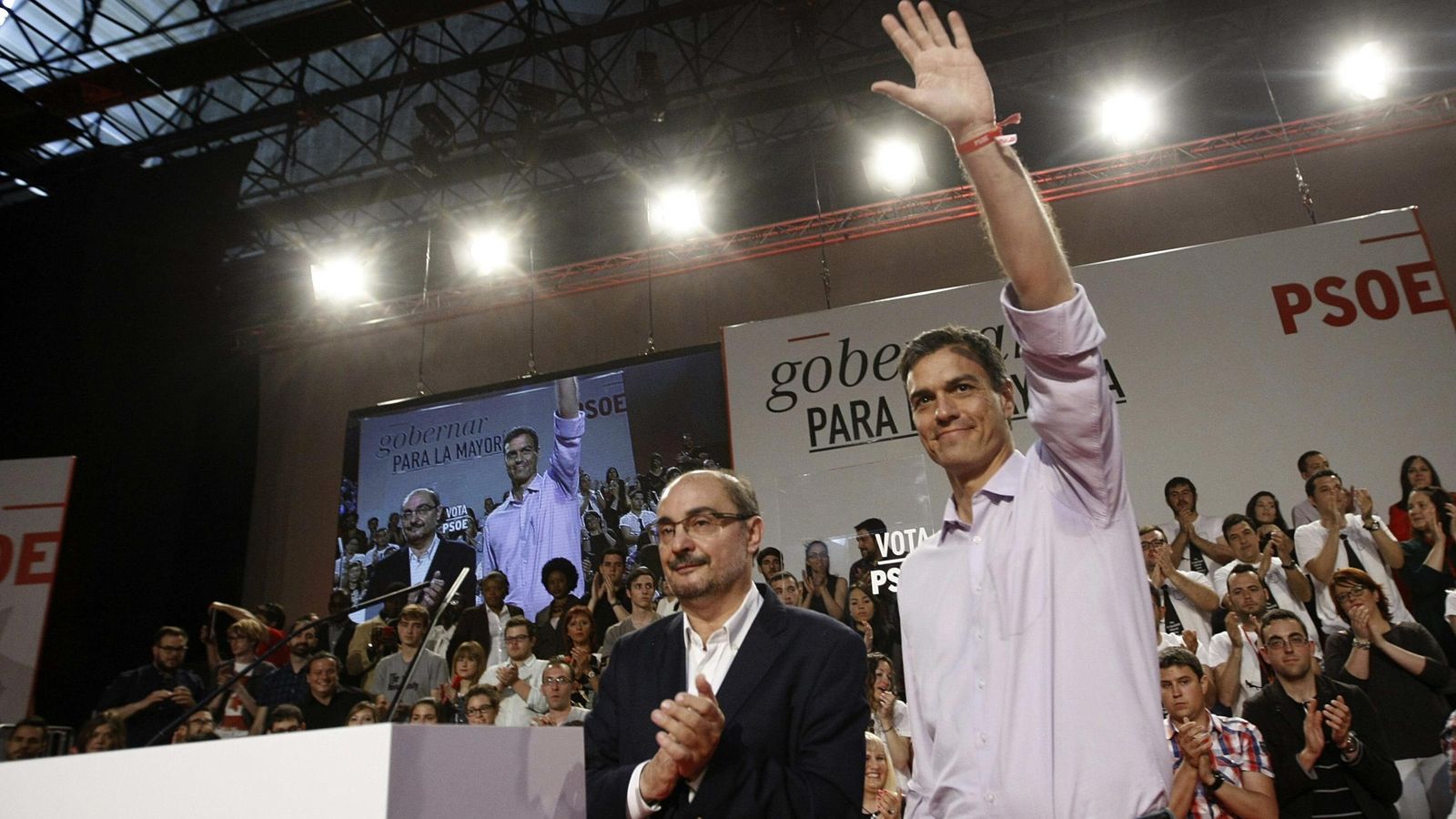 Foto: Javier Lambán y Pedro Sánchez, el 17 de mayo de 2015, en el mitin central de campaña de los socialistas aragoneses para las autonómicas. (EFE)