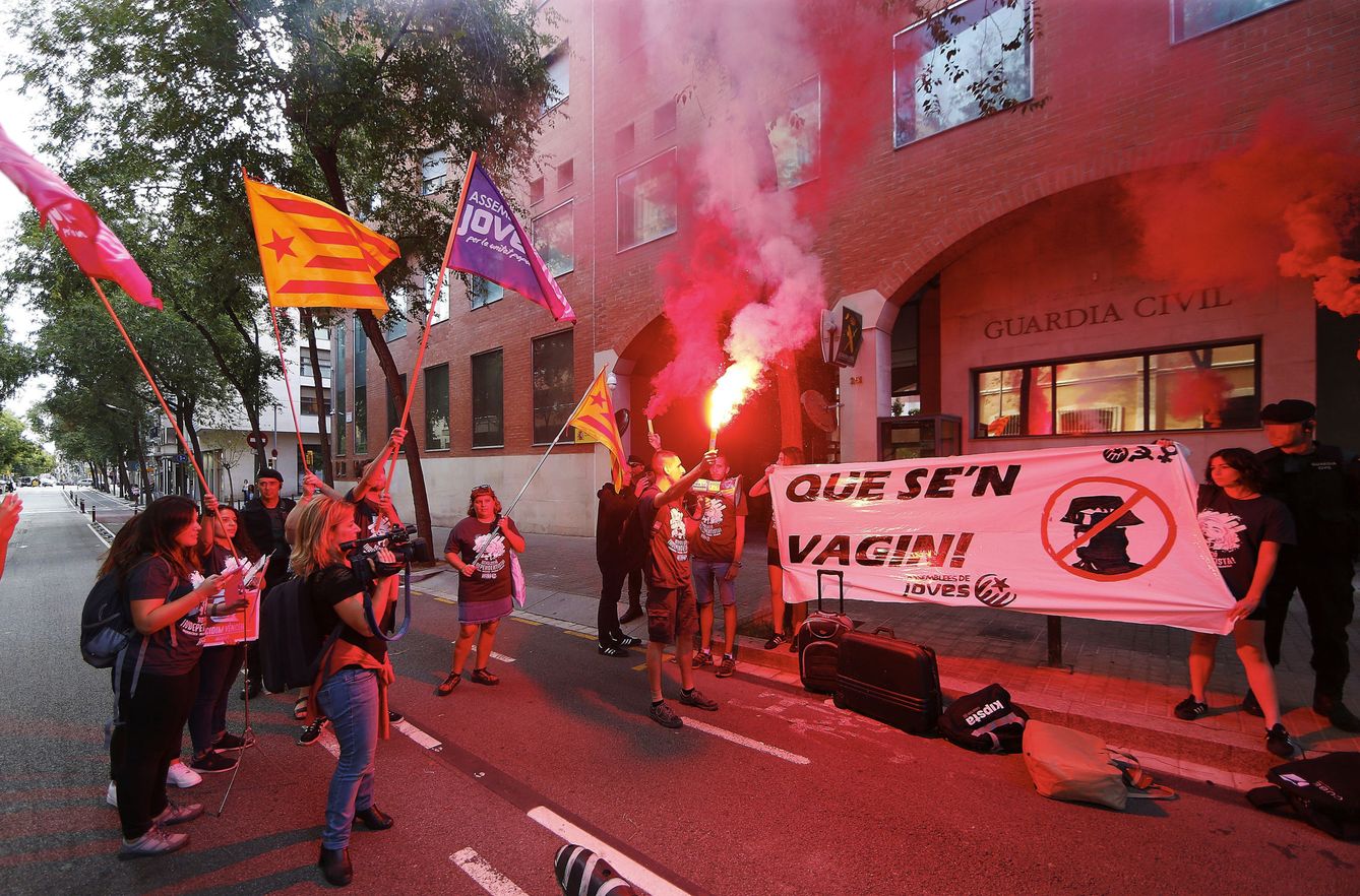 Jóvenes independentistas protestan ante un cuartel de la Guardia Civil en Cataluña. (EFE)