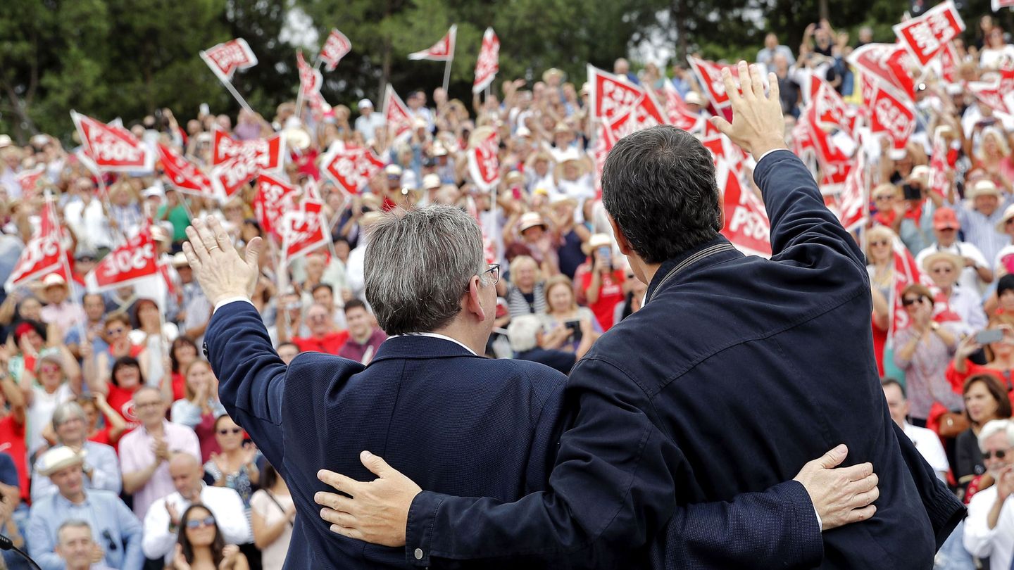 Ximo Puig y Pedro Sánchez, abrazados durante la Fiesta de la Rosa del PSPV, este 7 de octubre en Valencia. (EFE)