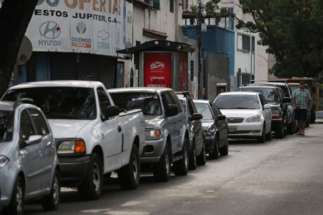 Vehículos esperando para repostar durante un apagón en Caracas, el 27 de marzo de 2019. (Reuters)