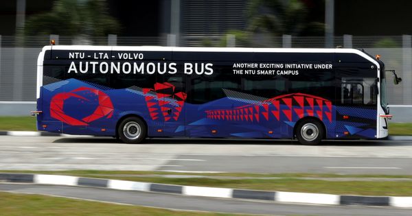 Foto: El autobús que ha preparado Volvo junto a la Nanyang Technological University (Reuters/Edgar Su)