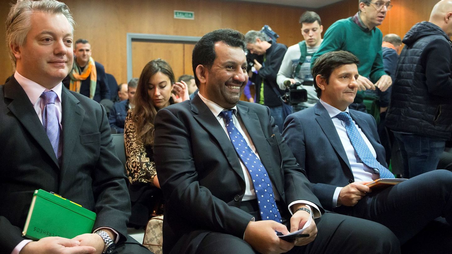  El presidente y propietario del Málaga CF, Abdullah Al-Thani (c), durante el juicio del 'caso BlueBay' (EFE).