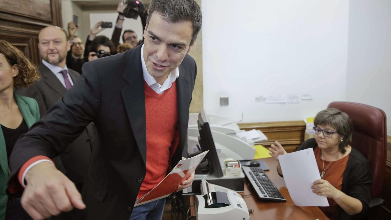 Foto: Pedro Sánchez, tras registrar en el Congreso de los Diputados, a finales de 2014, una petición para crear una subcomisión que analice la reforma de la Constitución. (EFE)