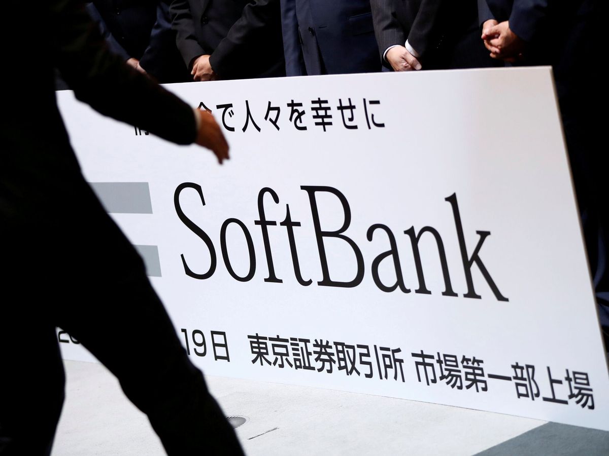 Foto: Cartel de Softbank a la entrada de su sede en Tokyo. (Reuters)