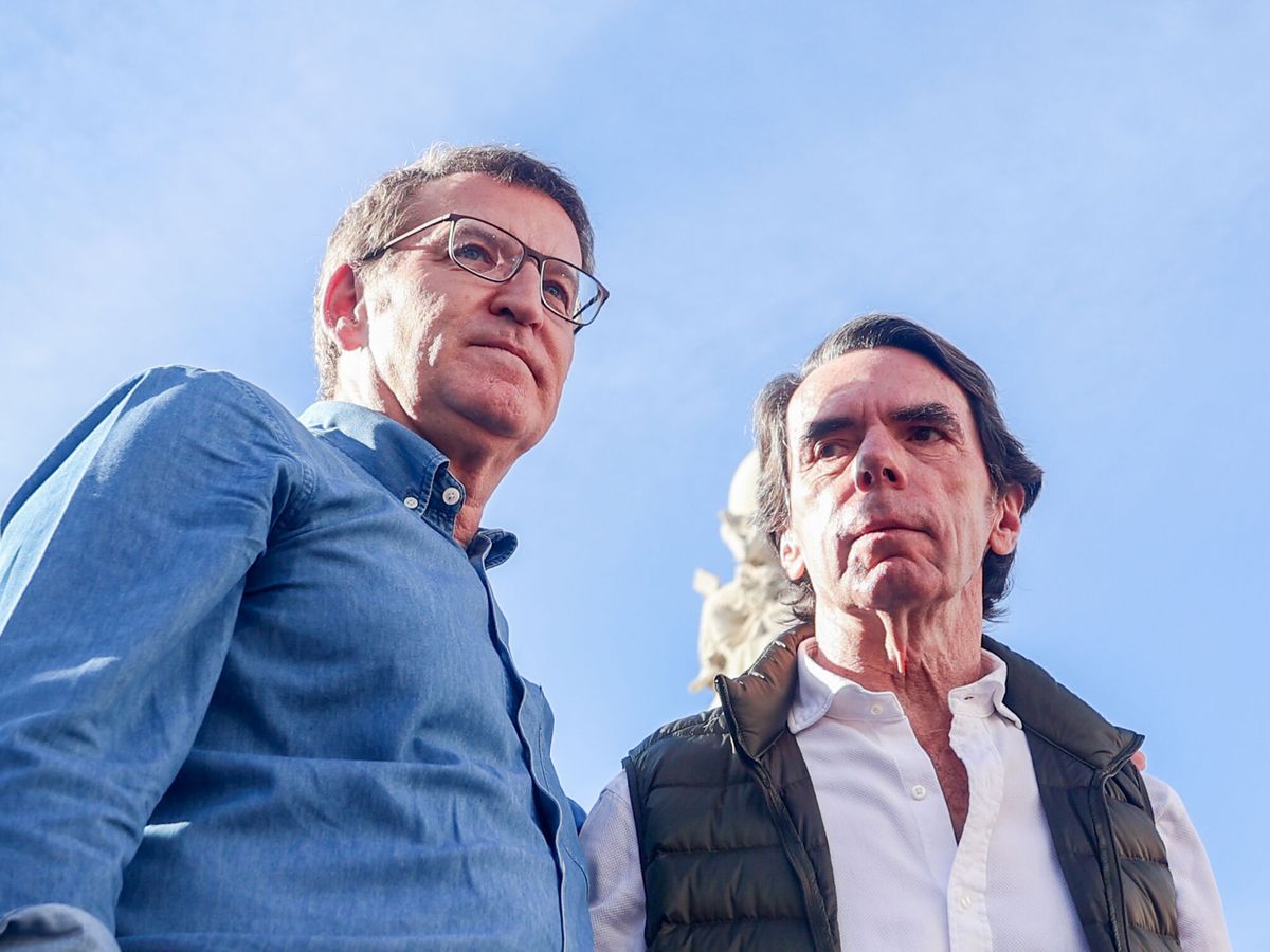 Foto: El líder del PP, Alberto Núñez Feijóo (i), junto al expresidente del Gobierno, José María Aznar. (Ricardo Rubio/Europa Press)