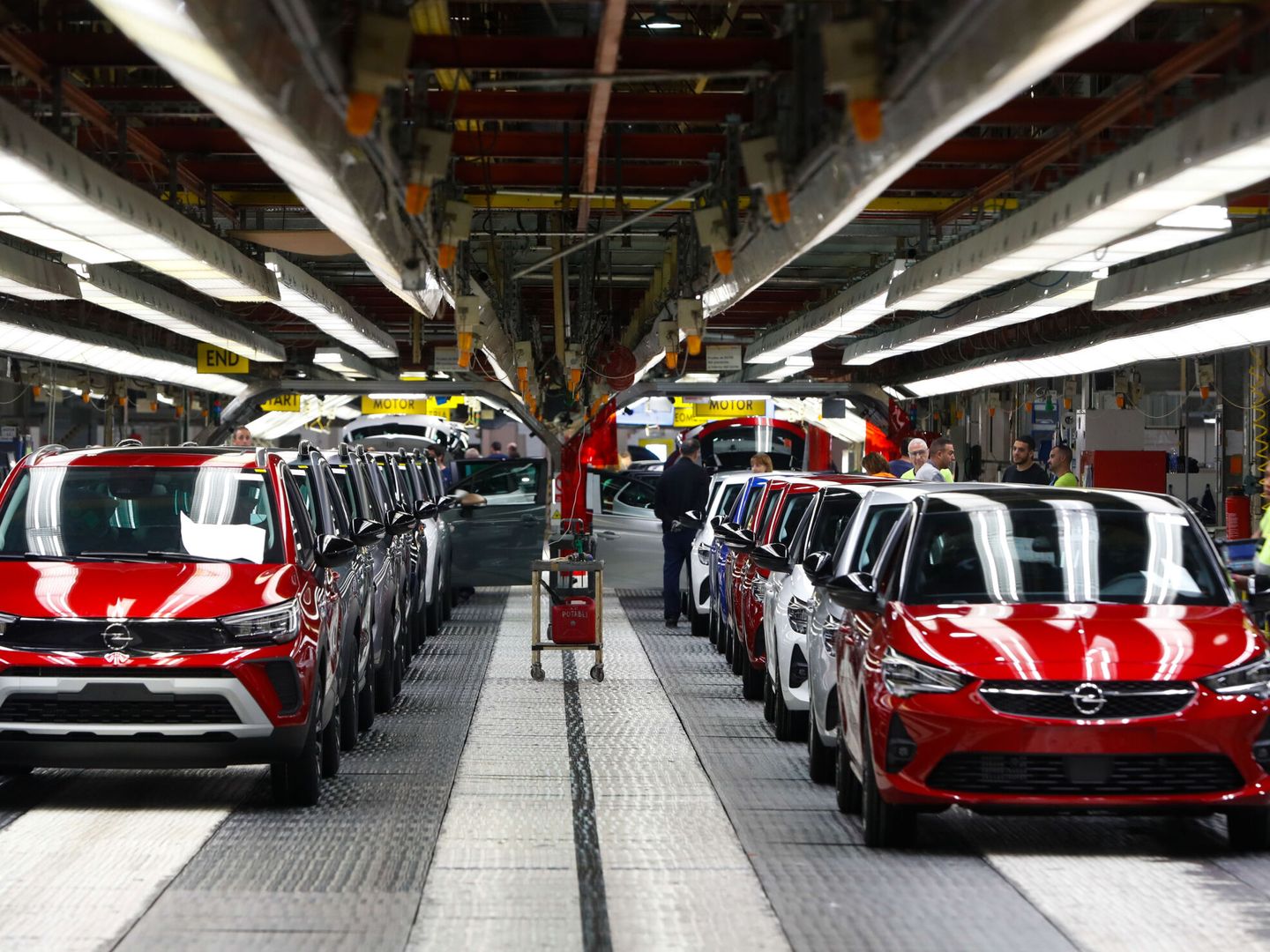 Vista de la cadena de montaje de vehículos Opel en la planta de Stellantis, en Figueruelas. (EFE/Javier Cebollada) 