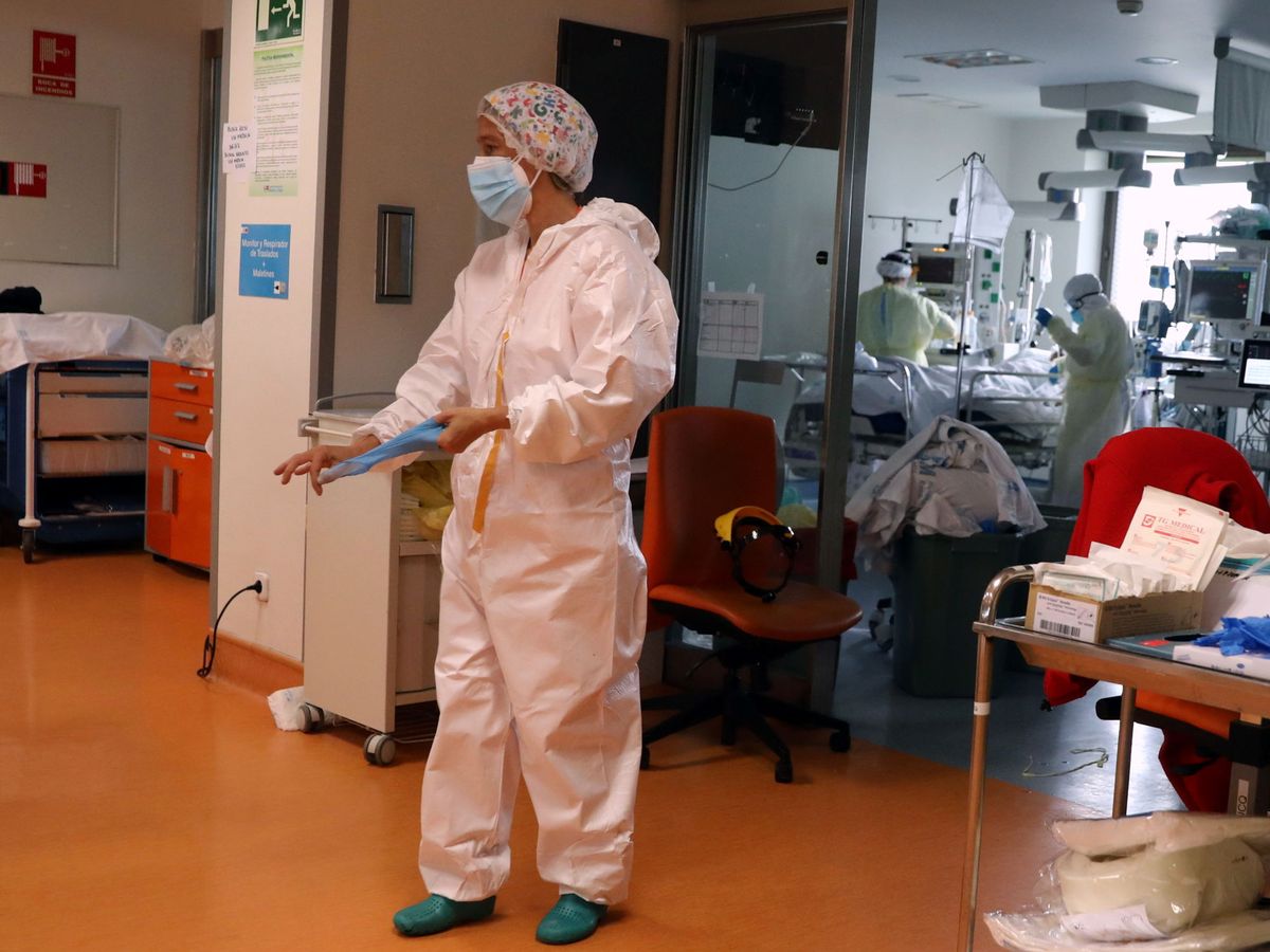 Foto: Un médico en la Unidad de Cuidados Intensivos del Hospital Ramón y Cajal. (Reuters) 