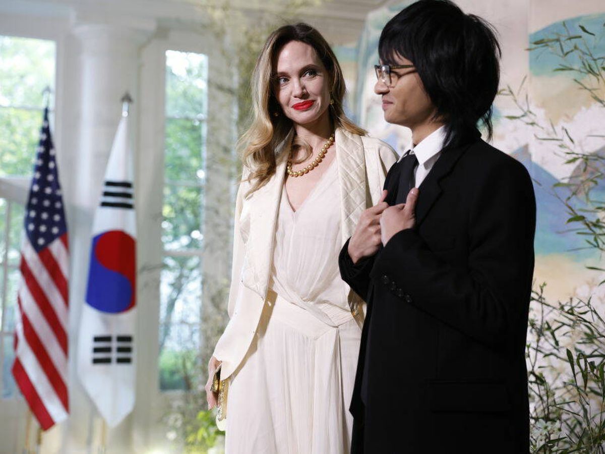 Foto: Angelina mira orgullosa a su hijo Maddox a su llegada a la Casa Blanca. (Getty)