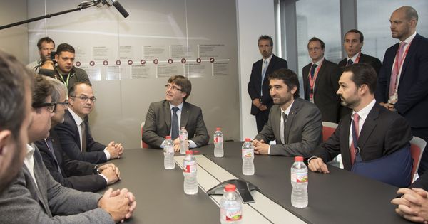 Foto: El expresidente de la Generalitat Carles Puigdemont (c), durante la visita a la Agencia de Ciberseguridad de Cataluña, acompañado del exsecretario de Ciberseguridad Jordi Puigneró (2d). (EFE)