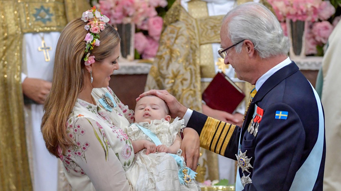 La princesa Magdalena y el rey de Suecia, durante el bautizo de su hija Adrienne. (Reuters)