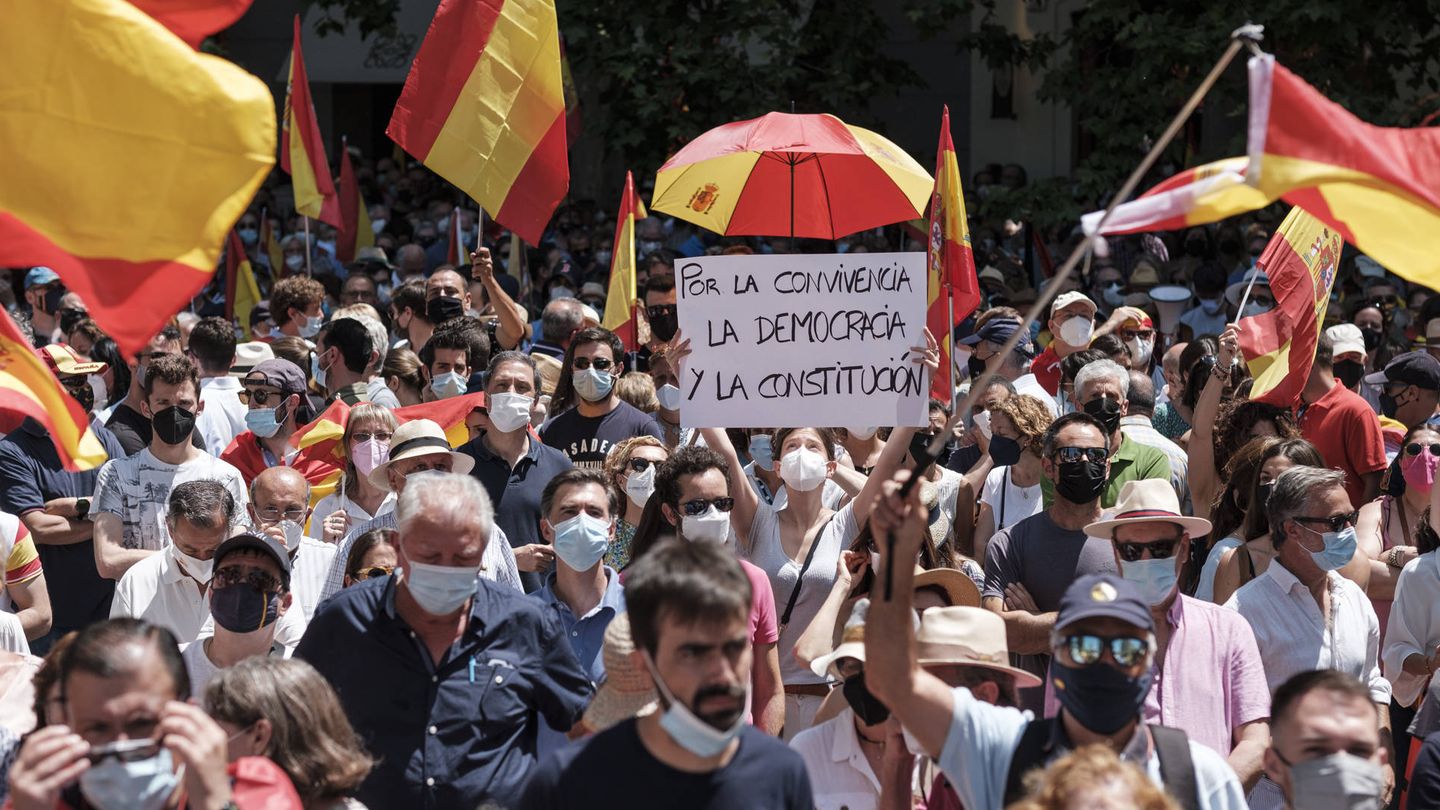 Una manifestante muestra una pancarta durante la protesta en la Plaza de Colón, Madrid. (Sergio Beleña)
