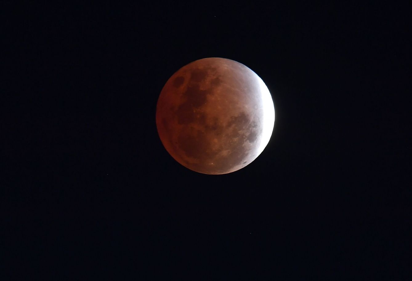 La Luna vista desde Brisbane, Australia (EFE/EPA/Darren England)