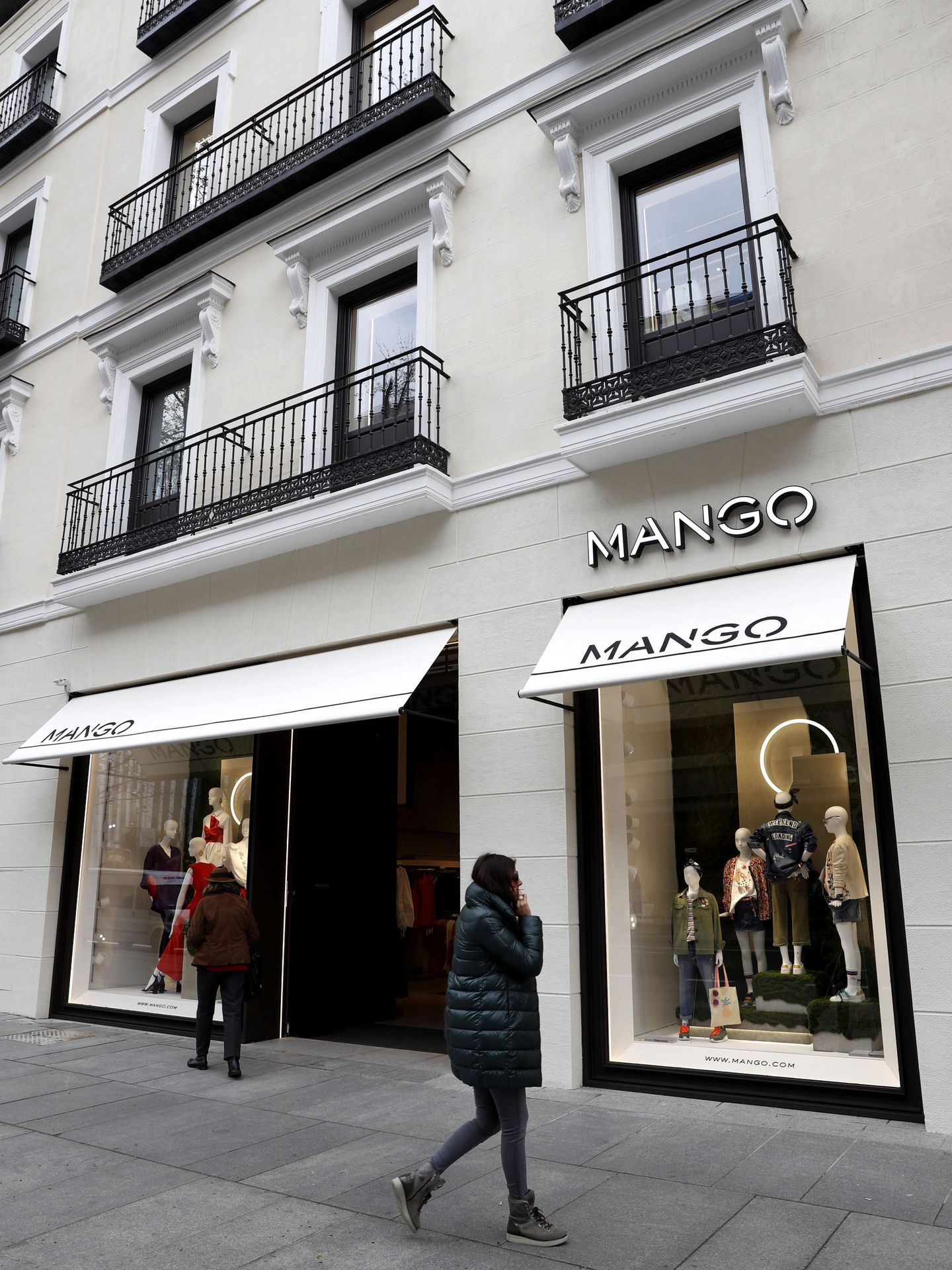 Fachada de la tienda de la firma Mango en el número 60 de la calle Serrano.