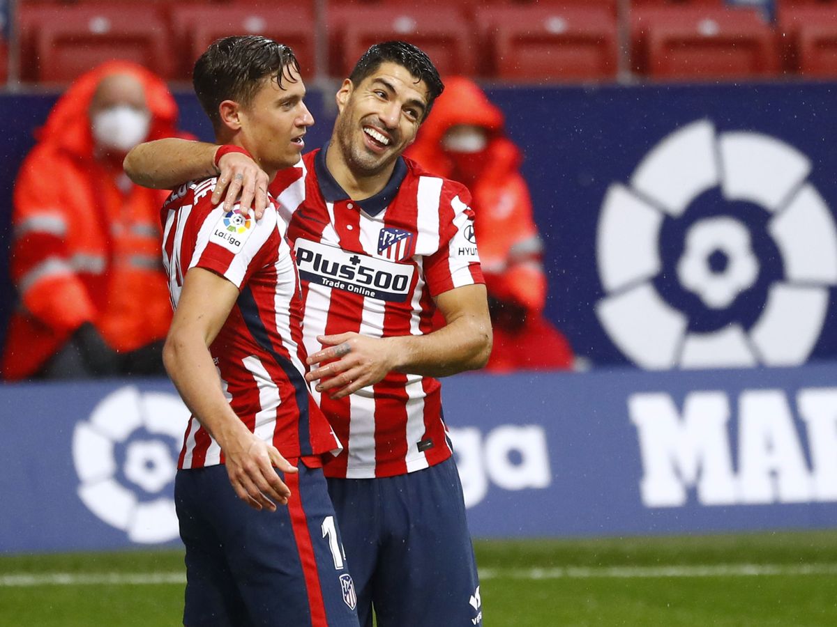 Foto: Marcos Llorente y Luis Suárez en el partido entre el Atlético y el Elche. (Efe)