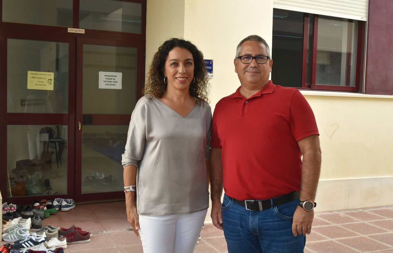 Cecilia Vega y Eduardo Blesa, delante del aula de 'Mindfulness'. (T. G.)
