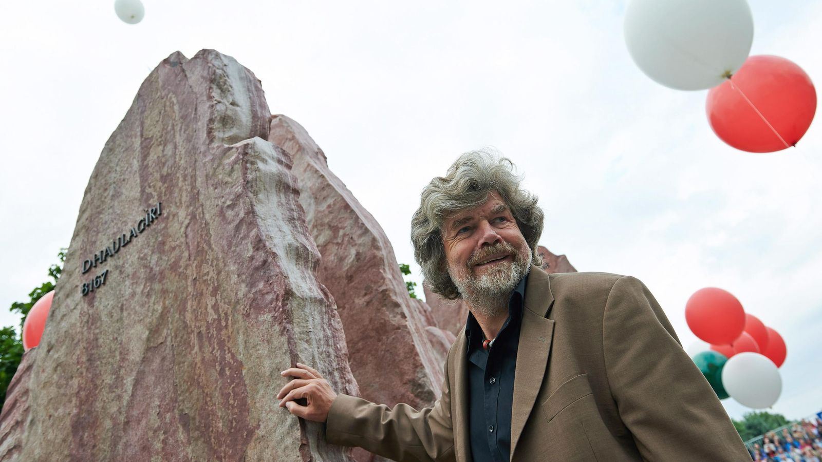 Foto: Reinhold Messner, en un monumento al Himalaya en Polonia. (EFE) 