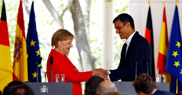 Foto: Encuentro en Sanlúcar de Barrameda de la canciller alemana, Angela Merkel, y el presidente del Gobierno, Pedro Sánchez. (EFE)