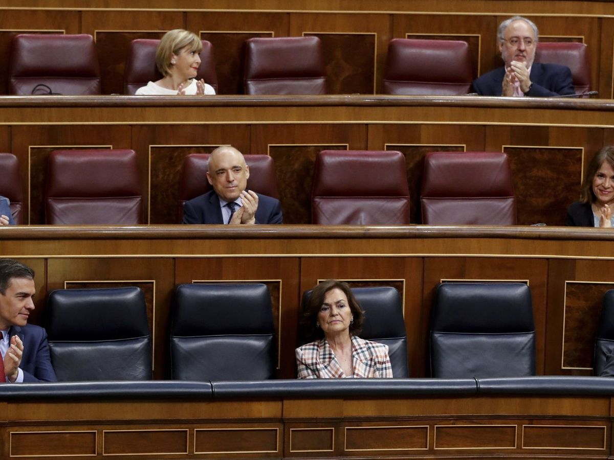 Foto: El presidente del Gobierno, Pedro Sánchez, y los vicepresidentes primera y segundo, Carmen Calvo y Pablo Iglesias, durante la última sesión de control al Ejecutivo. (EFE)