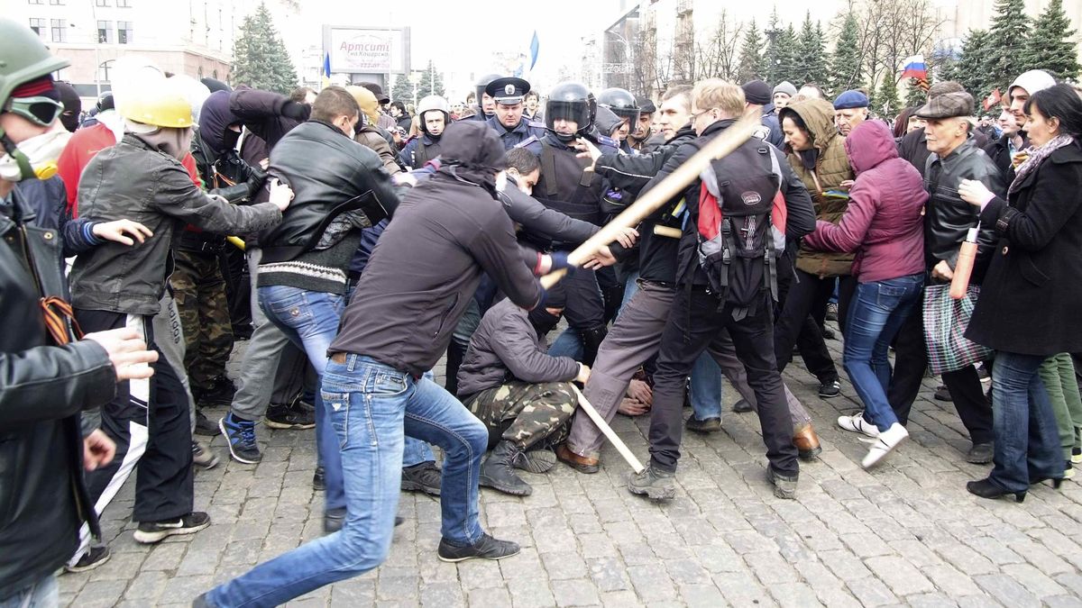 Grupos prorrusos se lanzan a la secesión en el este de Ucrania con el respaldo de Moscú