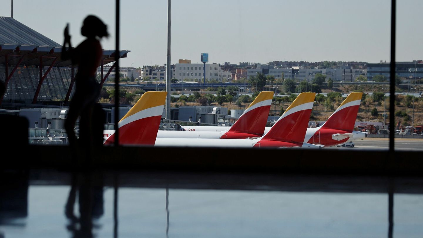 Aviones de Iberia en pista desde el interior de un aeropuerto. (EFE)