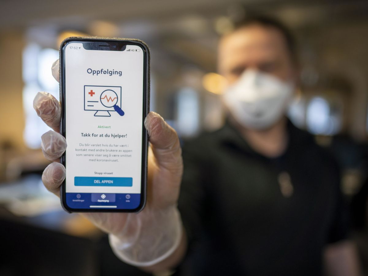 Foto: Un ciudadano noruego muestra la 'app' que está usando el gobierno de ese país para frenar el Coronavirus. (Reuters)
