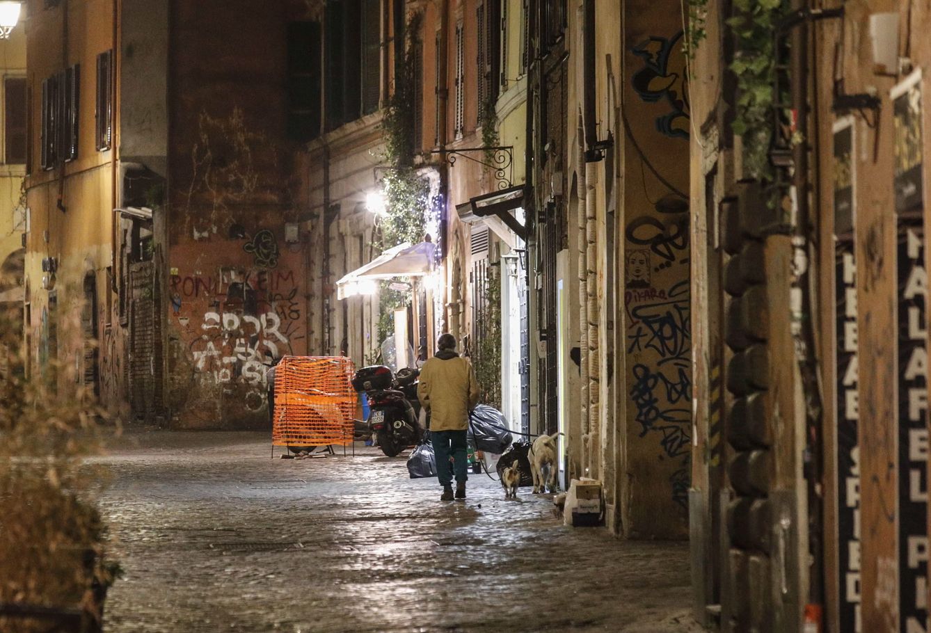 Un hombre pasea a su perro en Roma. (EFE)