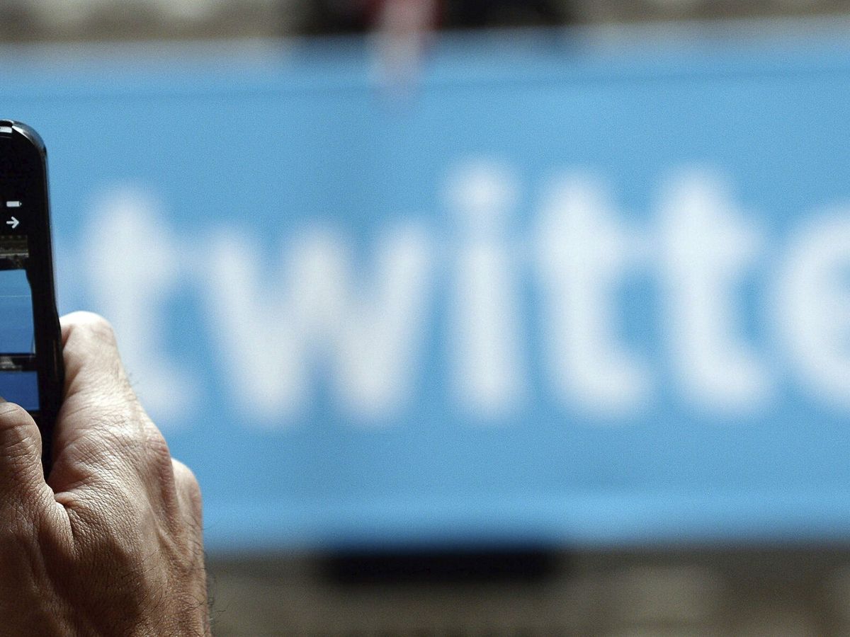 Foto: Un hombre mientras toma una fotografía al logo de Twitter, en Nueva York.