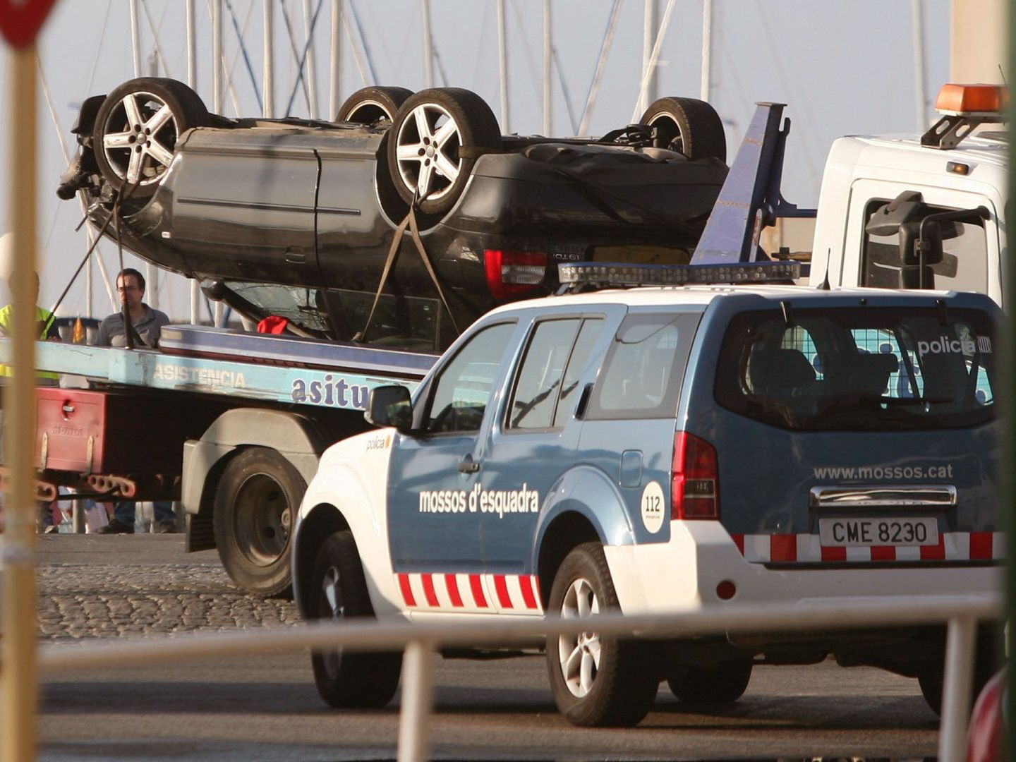El Audi volcado de los presuntos terroristas en Cambrils (EFE)