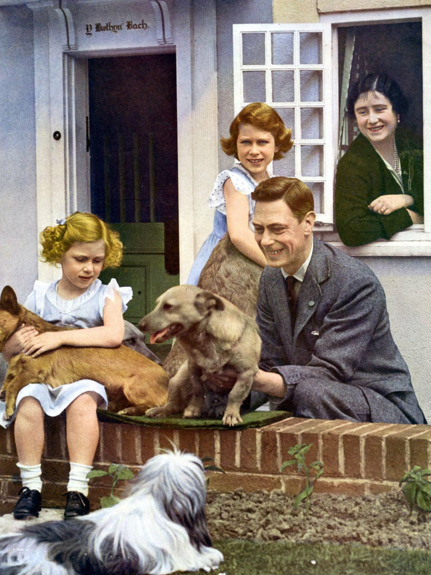 La princesa Isabel con sus padres y la princesa Margarita en esta misma residencia, se reconoce por las ventanas. (Cordon Press)