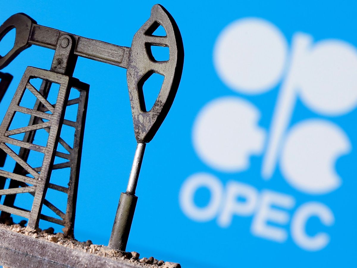 Foto: Un pozo de extracción de crudo superpuesto sobre el logo de la OPEP. (Reuters)