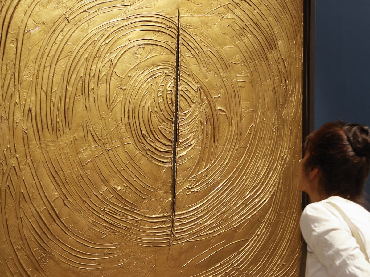 Foto:  "Venecia era todo oro" de Lucio Fontana exhibida en Madrid (EFE/Javier Lizón)