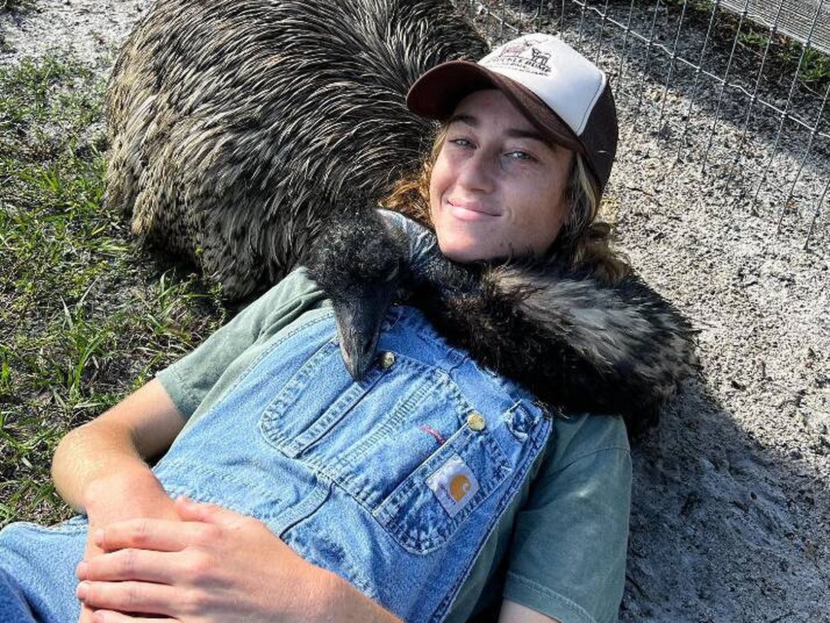Foto: El emú, con su dueña. (Captura de pantalla de @knucklebumpfarms en Instagram)