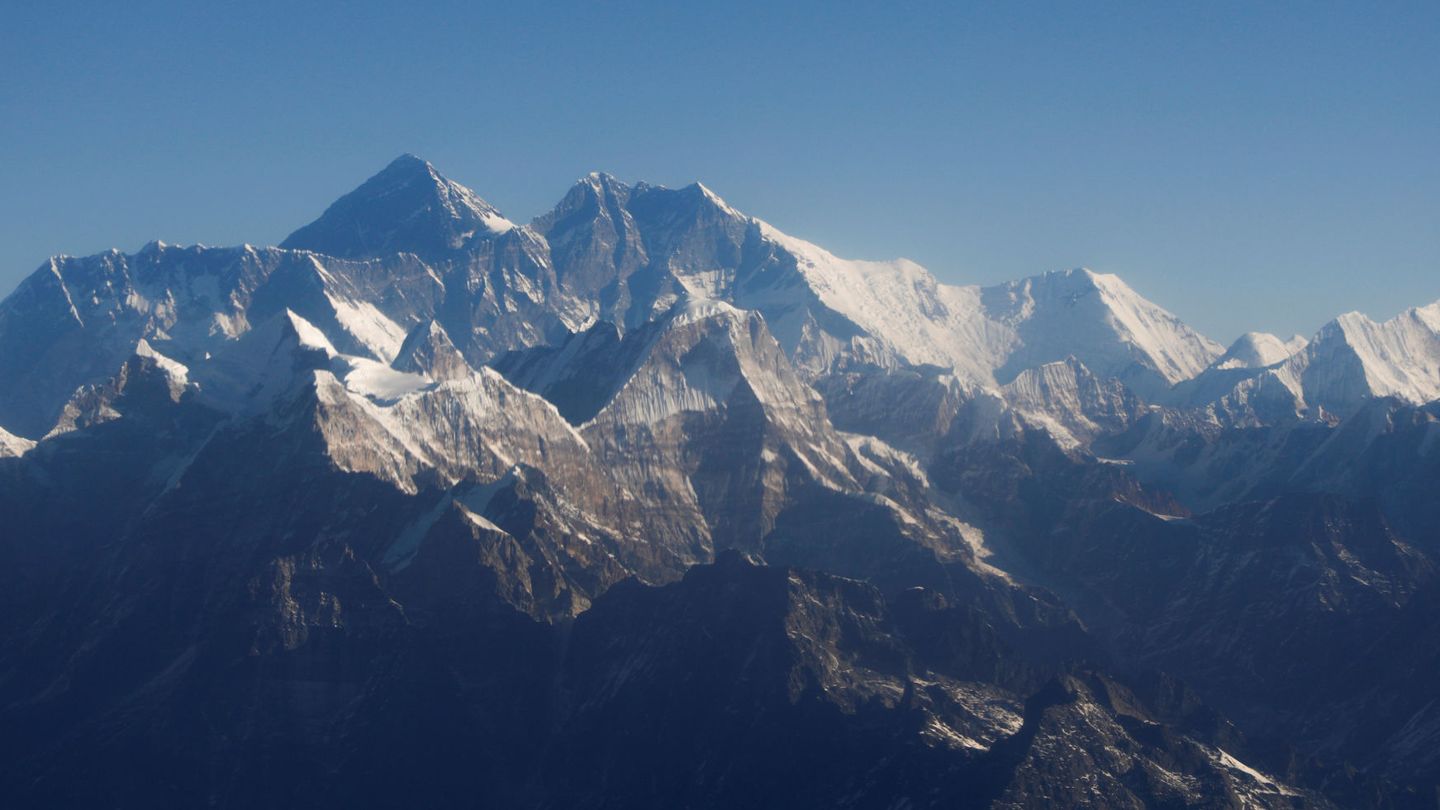 Monte Everest y gran panorama del Himalaya. (EFE)