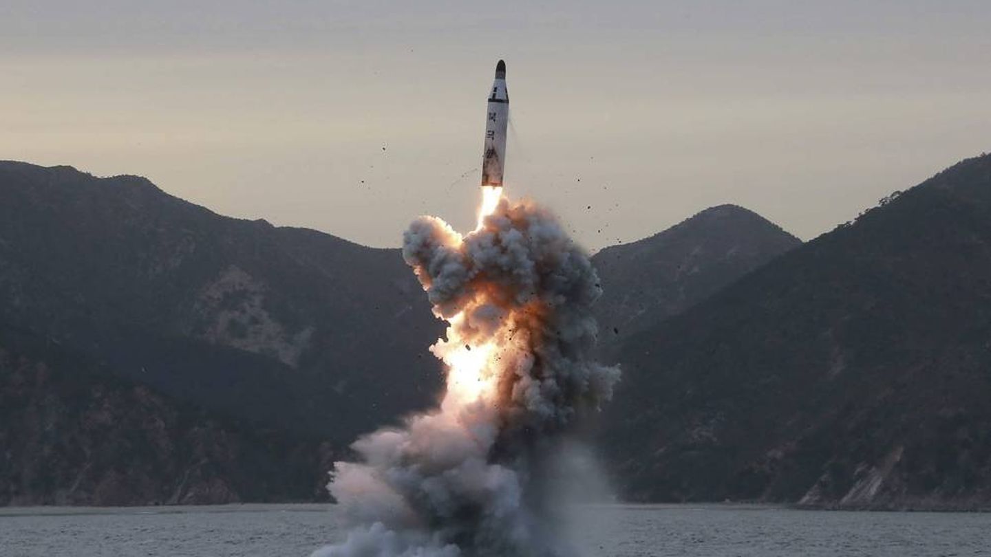 Fotografía de archivo del lanzamiento de un misil balístico realizado por Corea del Norte. (EFE)