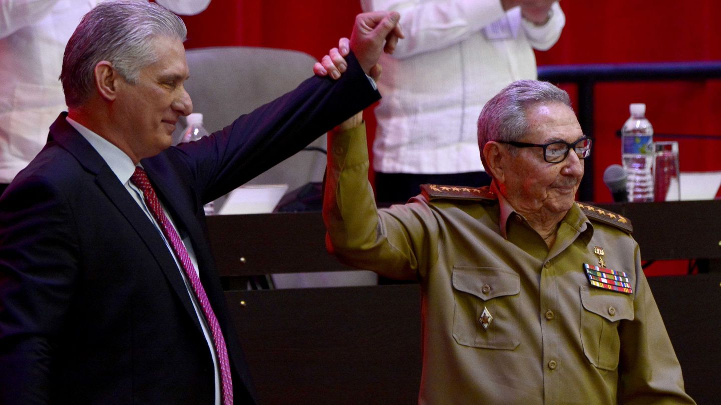 El presidente de Cuba, Miguel Díaz-Canel, junto a su predecesor, Raúl Castro. (Reuters)