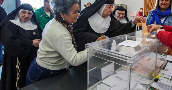 Foto: Un grupo de religiosas vota durante las elecciones generales. (EFE)