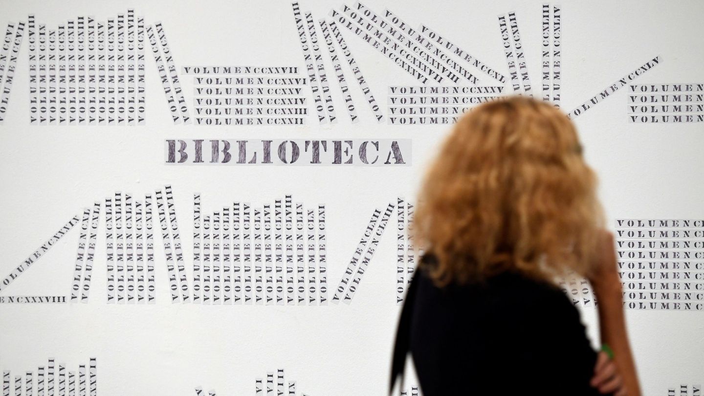 Una mujer observa una obra del artista uruguayo de origen alemán Luis Camnitzer durante la presentación de la exposición 'Hospicio de utopías fallidas' en el Museo Reina Sofía. (EFE)