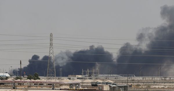 Foto: Columnas de humo provocadas por los ataques de drones contra la petrolera Aramco. (Reuters)
