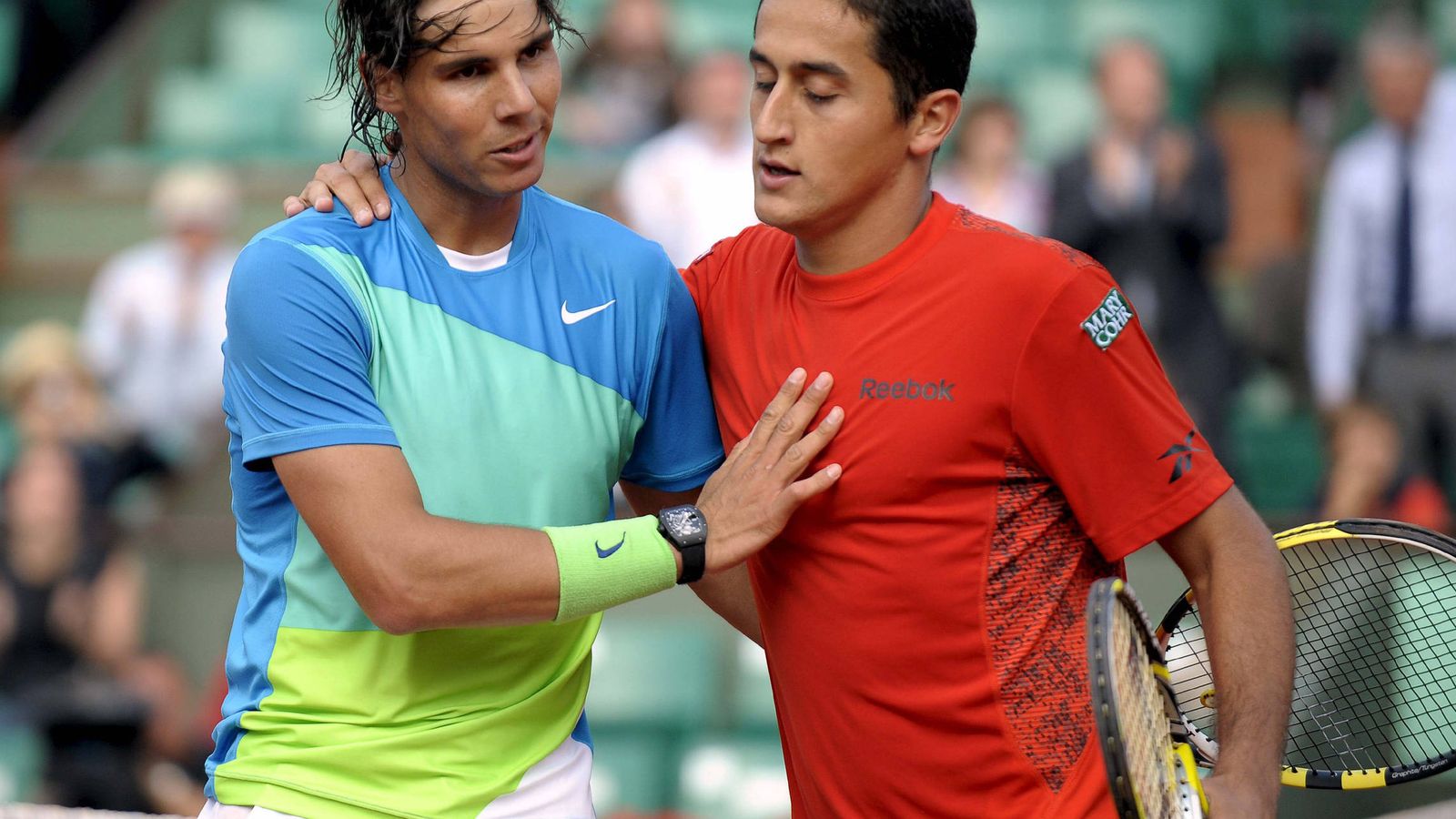 Foto: Nadal y Almagro, tras terminar un partido (Efe).