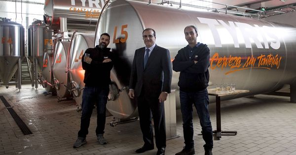 Foto: Gonzalo Abia, Pablo Serratosa y Dani Vara, en la nueva fábrica de la cervecera Tyris. 